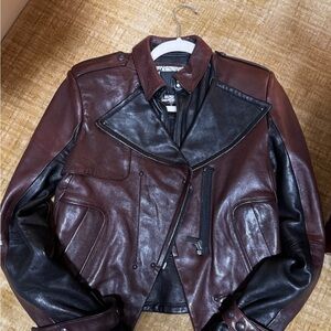 Show stopper Kelley wearstatler
 Burgundy and black leather